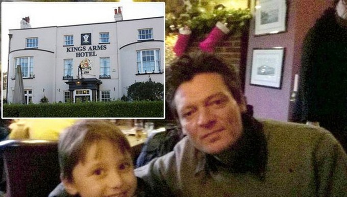 A iza njega je crni duh ...