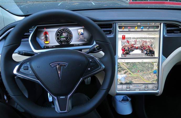 Amerikanac umro upravljajući električnim automobilom na autopilotu