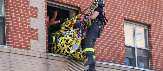 Amerikanac težak četiri centa morao je dizalicom dostaviti u bolnicu.