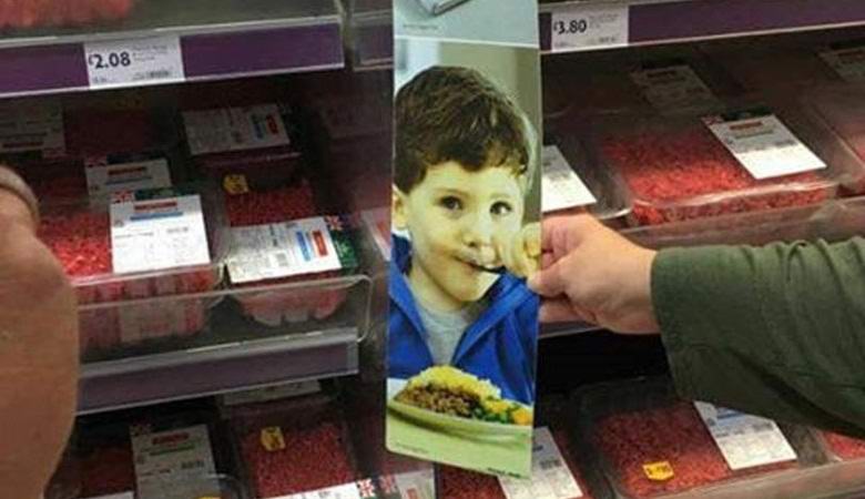 Engleski dečak se čudno upustio u reklamu