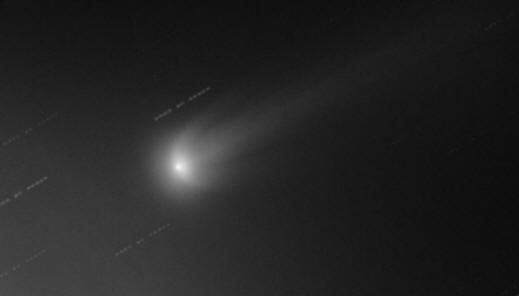 Comet ISON s krilima koja se pružaju iz njegove jezgre