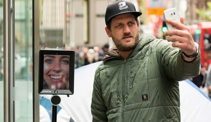 Australac je stvorio robota kako bi mogao stajati u liniji umjesto nje