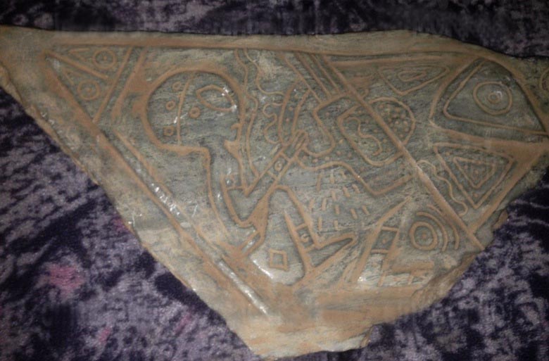 Bas-reljefi meksičke pećine sa slikama stranaca