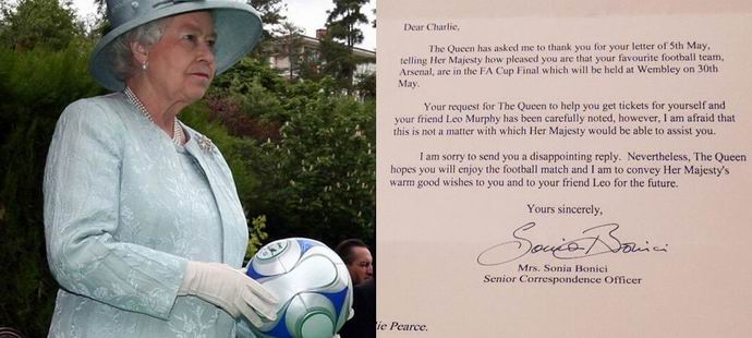 Britanska kraljica odbila da pomogne fudbalskom navijaču