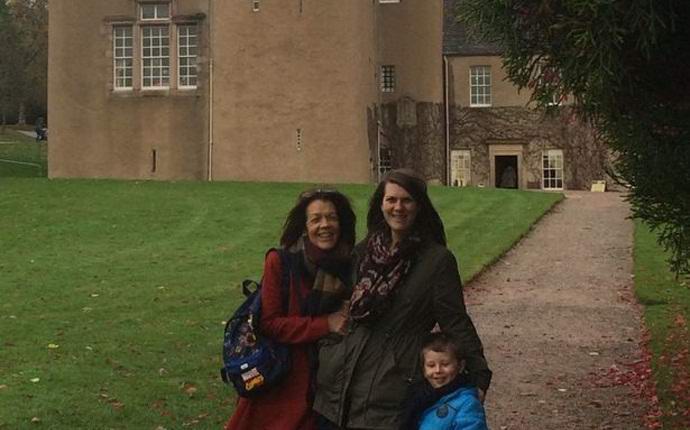 Britanska porodica se slikala sa majkom duhom