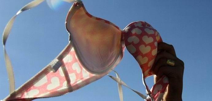 Grudnjak, kao prsluk od neprobojnog metala, spasio je ženu od metka