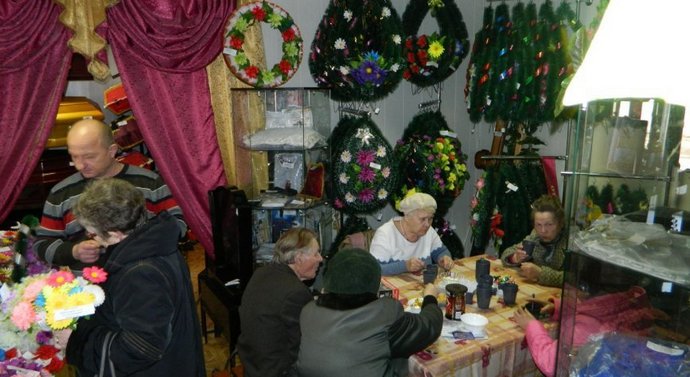 Čaj za veterane među pogrebnim vijencima i lijesovima