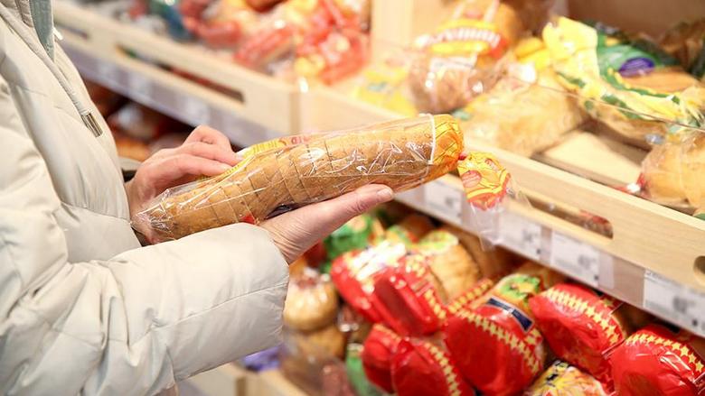 Čovjek je godinu dana jeo namirnice koje su istekle kako bi dokazao da ih nije opasno jesti.