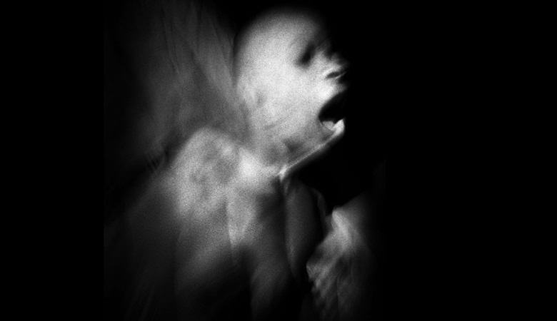 Crni sablasni entitet udario je u nadzornu kameru