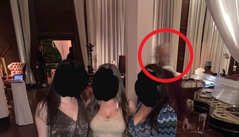 Nešto čudno fotografirano na svečanoj zabavi