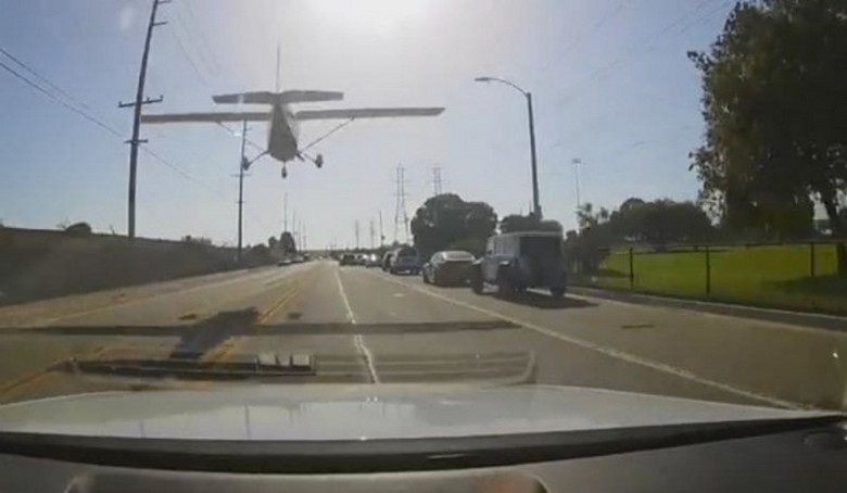 Djevojka u ulozi početnika pilota uspjela je majstorski prizemljiti avion na autoputu