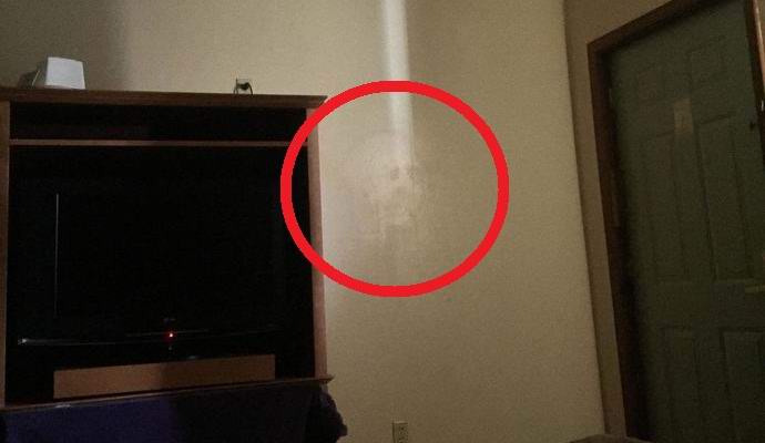 Fotografija sa sablasnim licem kružila je Internetom