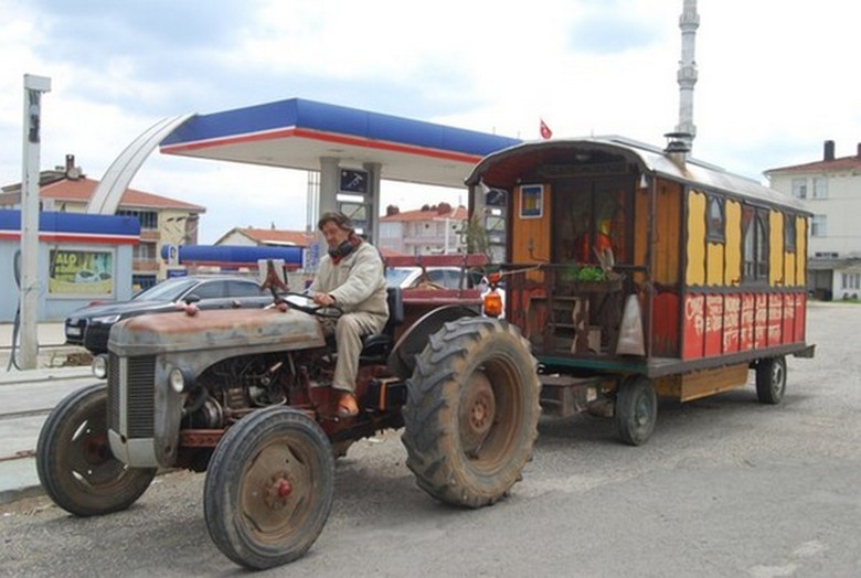 Francuz se vozi Indijom traktorom. Danas je stigao u Tursku