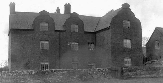 I pojavio se duh ugljenisane engleske sluškinje ...