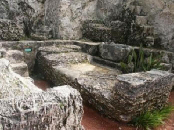 Kameni blokovi lebde u zraku