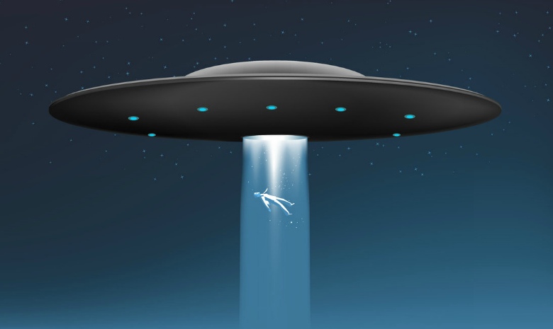 Nadzorna kamera snima trenutke otmice vlasnika kuće od strane vanzemaljaca