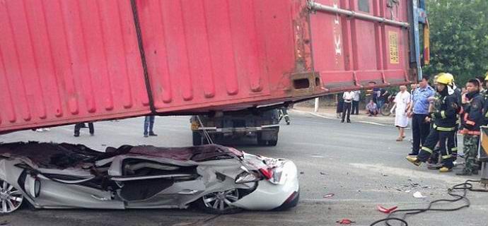 Kinezi su preživeli nakon što im je automobil srušen na tortu