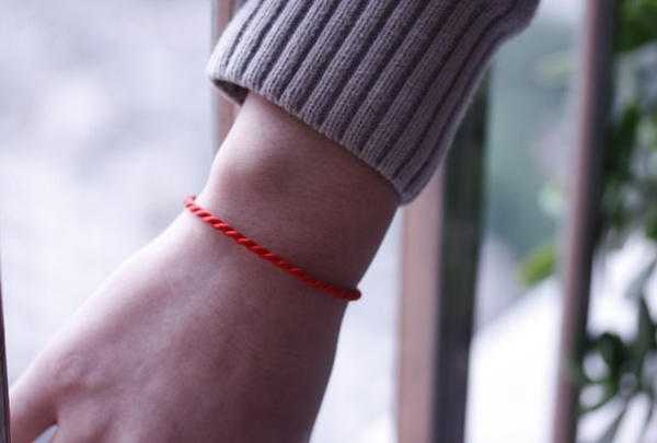 Na kojoj je ruci ispravno nositi crveni konac Na kojoj je ruci ispravno nositi crveni konac