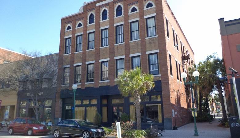 Ko je i zašto u zid ubacio hiljadu ljudskih zuba