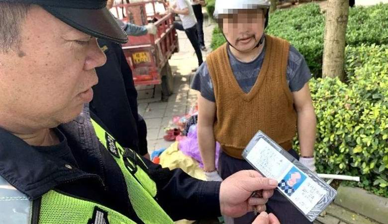 Lijeni Kinez vozio je motocikl sa ručno izvučenim pravima