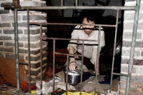 Muž 12 godina ljubavi drži svoju ženu kupljenu u kavezu