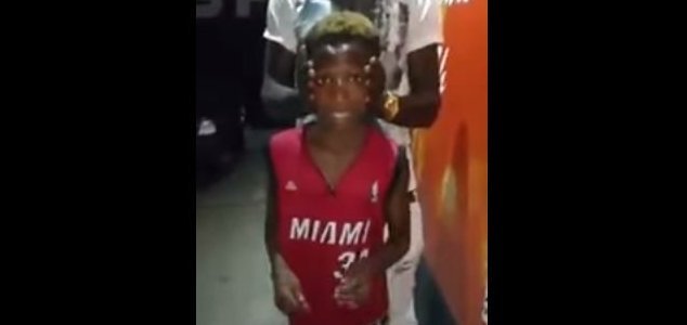 Dečak zna kako okrenuti glavu za 180 stepeni