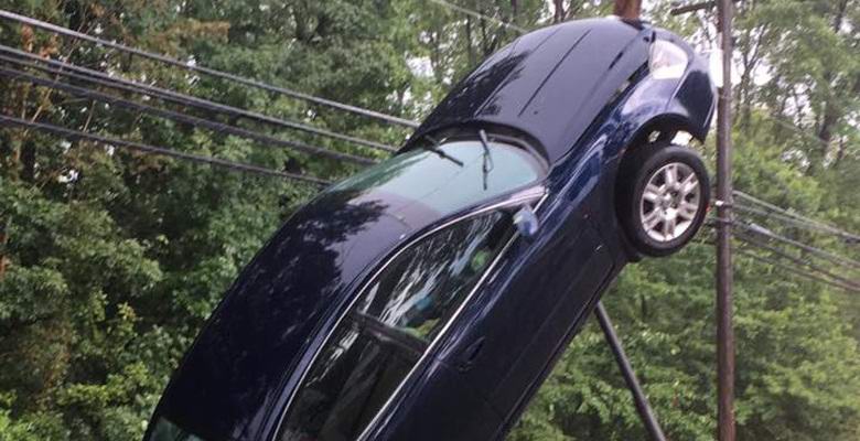 Auto je uspravno stajao na putu