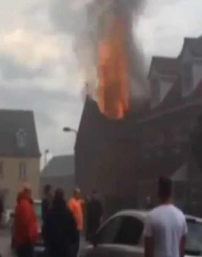 Munja je pogodila jednu kuću ponovo i ponovo i na kraju je zapalila.