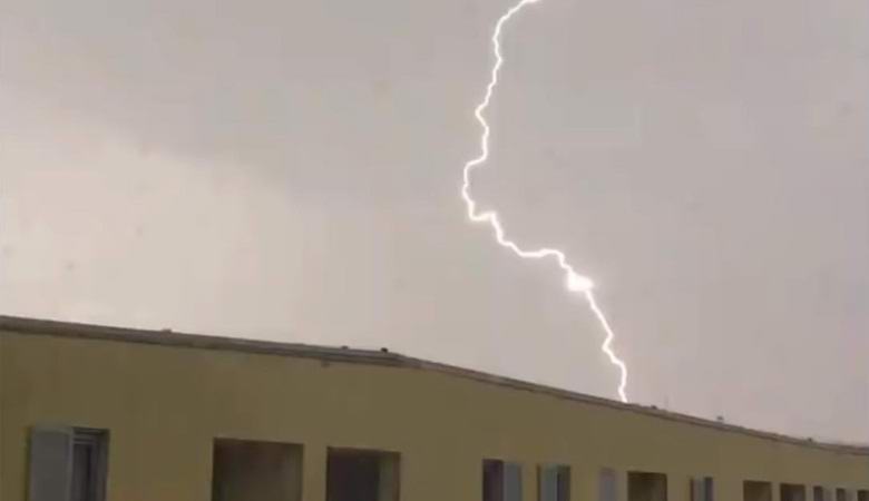 Munja je pogodila misteriozni trokutasti NLO