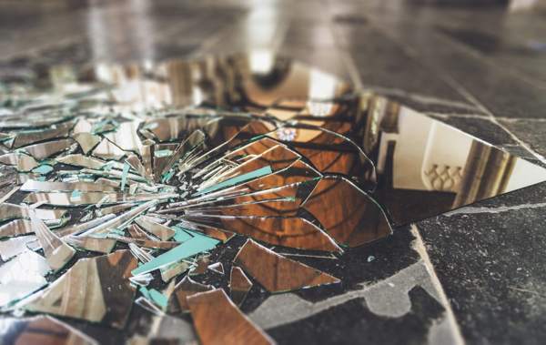 šta će se dogoditi ako se pogledate u razbijenom ogledalu 