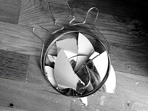 pogledao u razbijeno ogledalo 