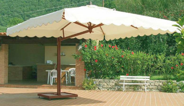 Čovek je leteo u vazduh uličnim kišobranom