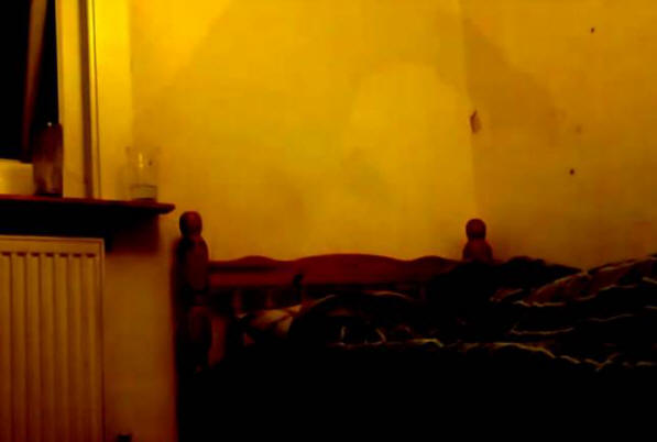 Muškarac je snimio maglovitu sjenu na kameri na čelu svog kreveta.