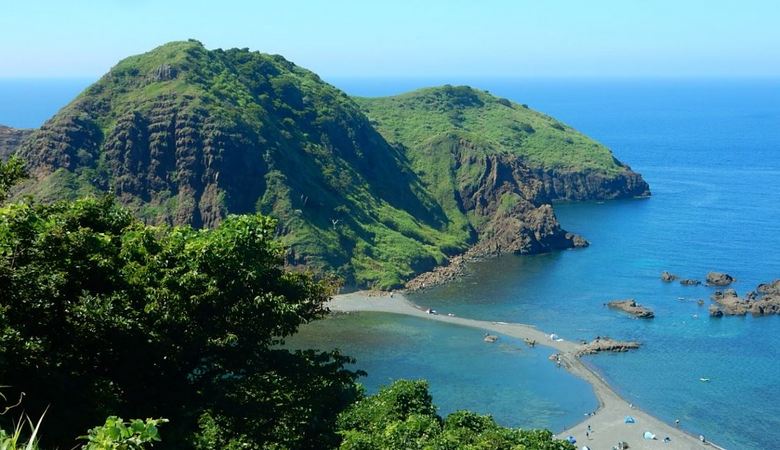 Brod sa duhovima s pet ljudskih kostura bačen je na obalu