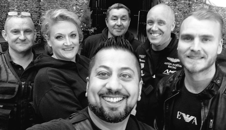 Na zastrašujućoj fotografiji: