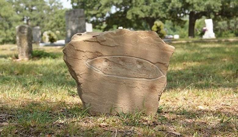 Određena je nagrada od hiljadu dolara za povratak nadgrobnog spomenika sa groba vanzemaljca