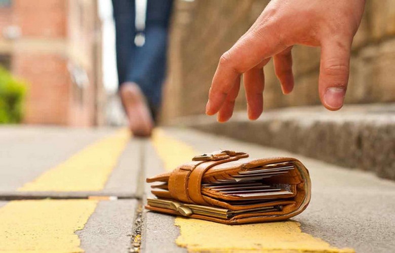 Ne uzimajte tuđe stvari sa zemlje