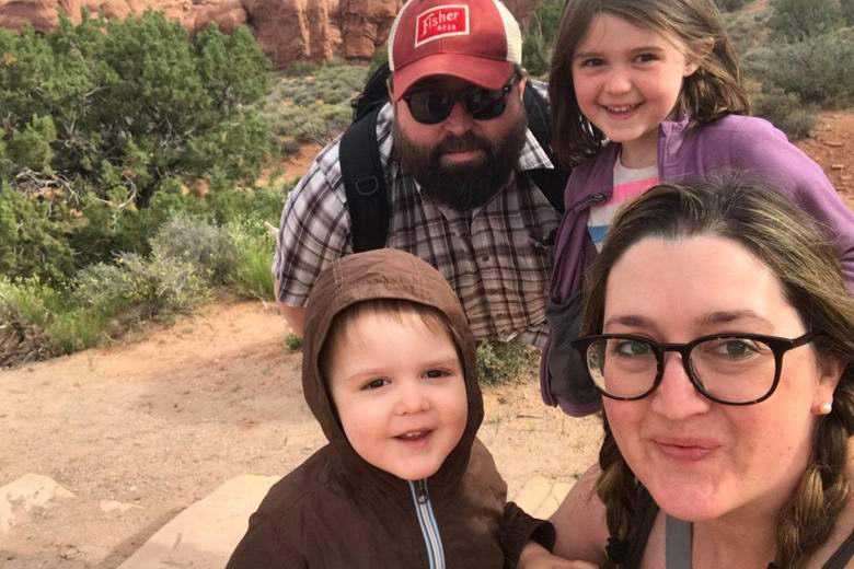 Na porodičnoj fotografiji viđena je neobična optička iluzija.