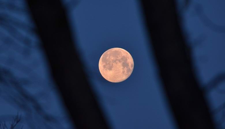 Nerazumljivi tamni predmet visio je na pozadini mjeseca