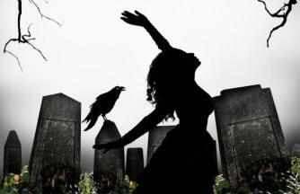 Stranac u starom šeširu na groblju