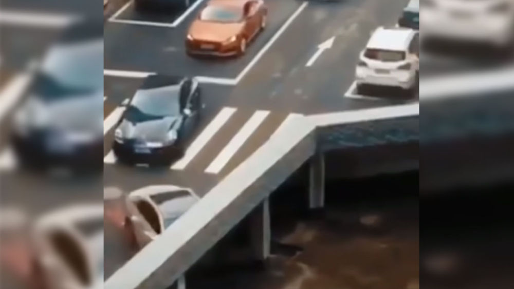 Optička iluzija sa mašinama koje nestaju na mostu zbunila je korisnike