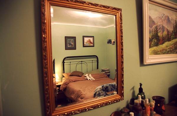 spavati pred ogledalom 
