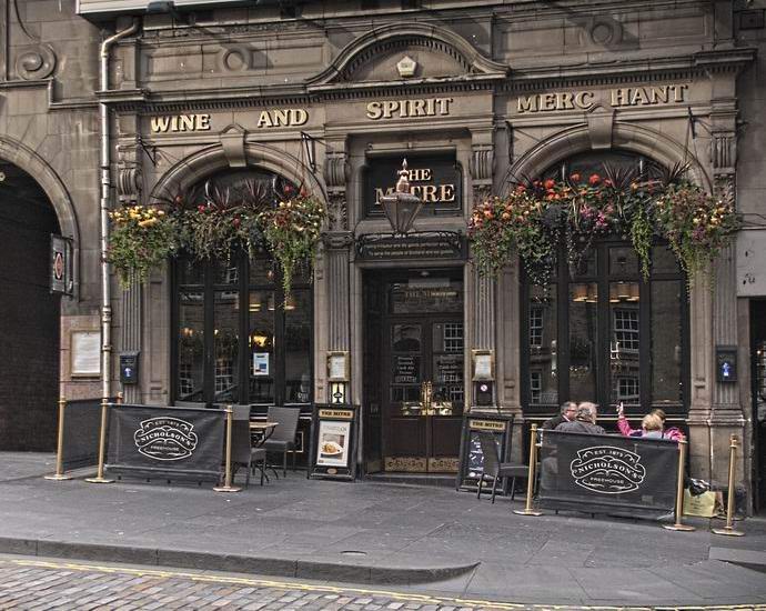 Primljena je iznenađujuće jasna fotografija sablasne djevojke.