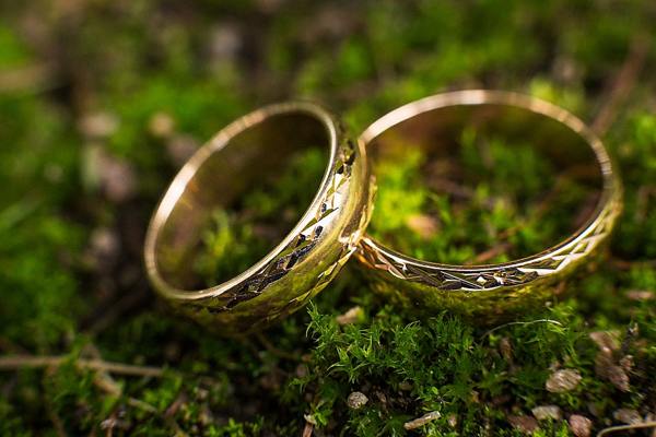 prsten na travi 