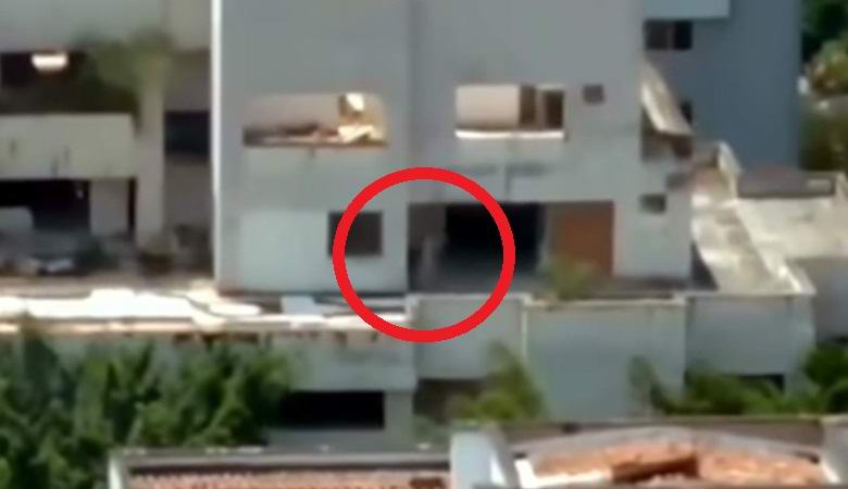 Duhovita figura bljesnula je u zgradi neposredno prije nego što je srušena.