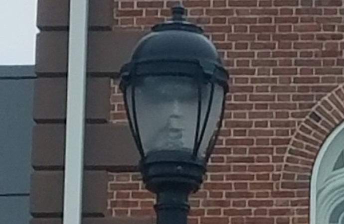 Sablasno lice na fenjeru uplašilo je Amerikance