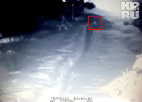 Na snimku se pojavljuje blistav proziran spot, koji su meštani uzeli za fantomsku devojku