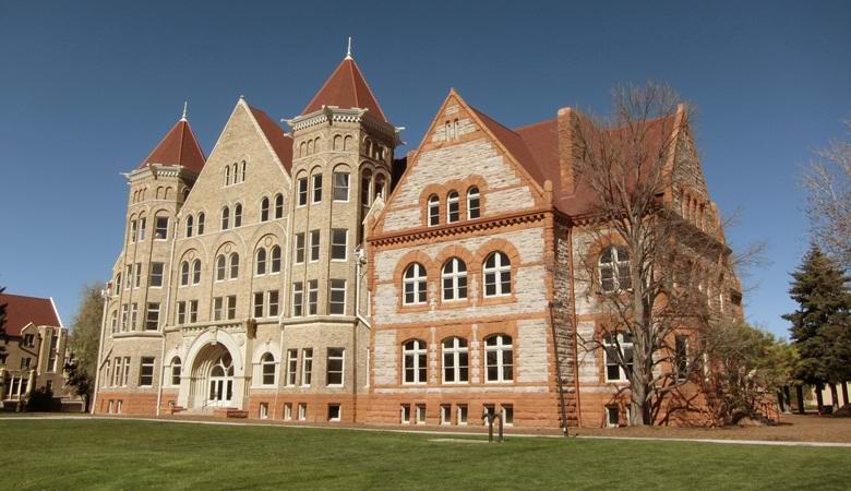 Duh djevojke zarobljen u prozoru univerziteta