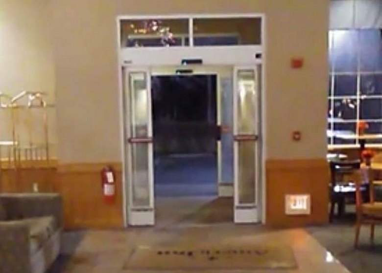 Duh se otvara i zatvara ulazna vrata hotela