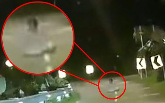 Duh sjedi u položaju lotosa na noćnom putu